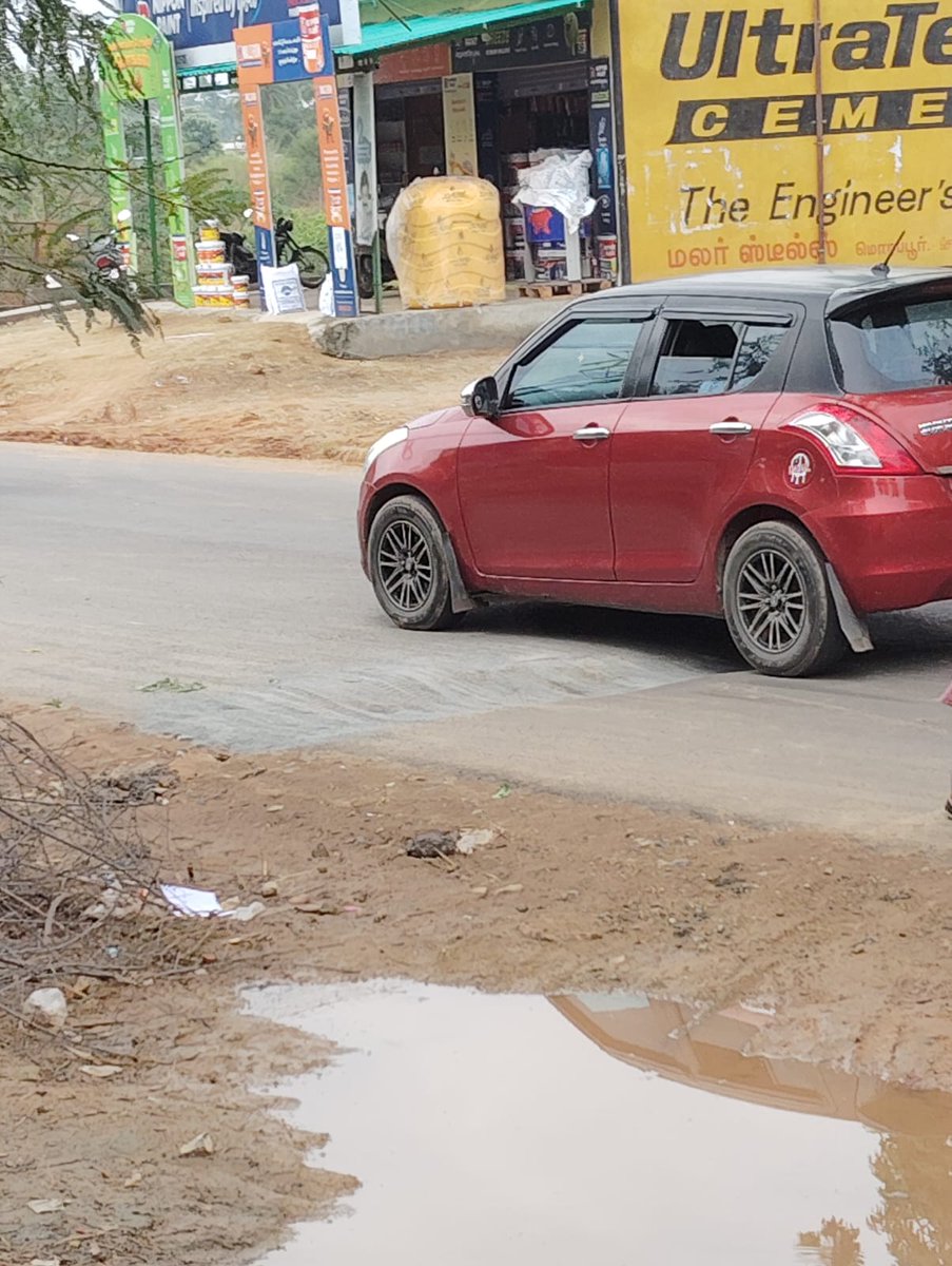 morappur_growth's tweet photo. புதிதாகப் போடப்பட்ட சாலையில் குழி தோண்டப்பட்டுள்ளது

மொரப்பூர்~தருமபுரி சாலையில் மலர் ஸ்டில்ஸ் அருகே சாலையில் குழி தோண்டப்பட்டுள்ளது. வாகன ஒட்டிகள் விபத்துகுள்ளாவதற்கு வாய்ப்பு உள்ளது. உரிய அதிகாரிகள் நடவடிக்கை எடுக்க கேட்டுக்கொள்ளப்படுகிறது..
@DrSenthil_MDRD @collrdpi https://t.co/2xLValoJQS