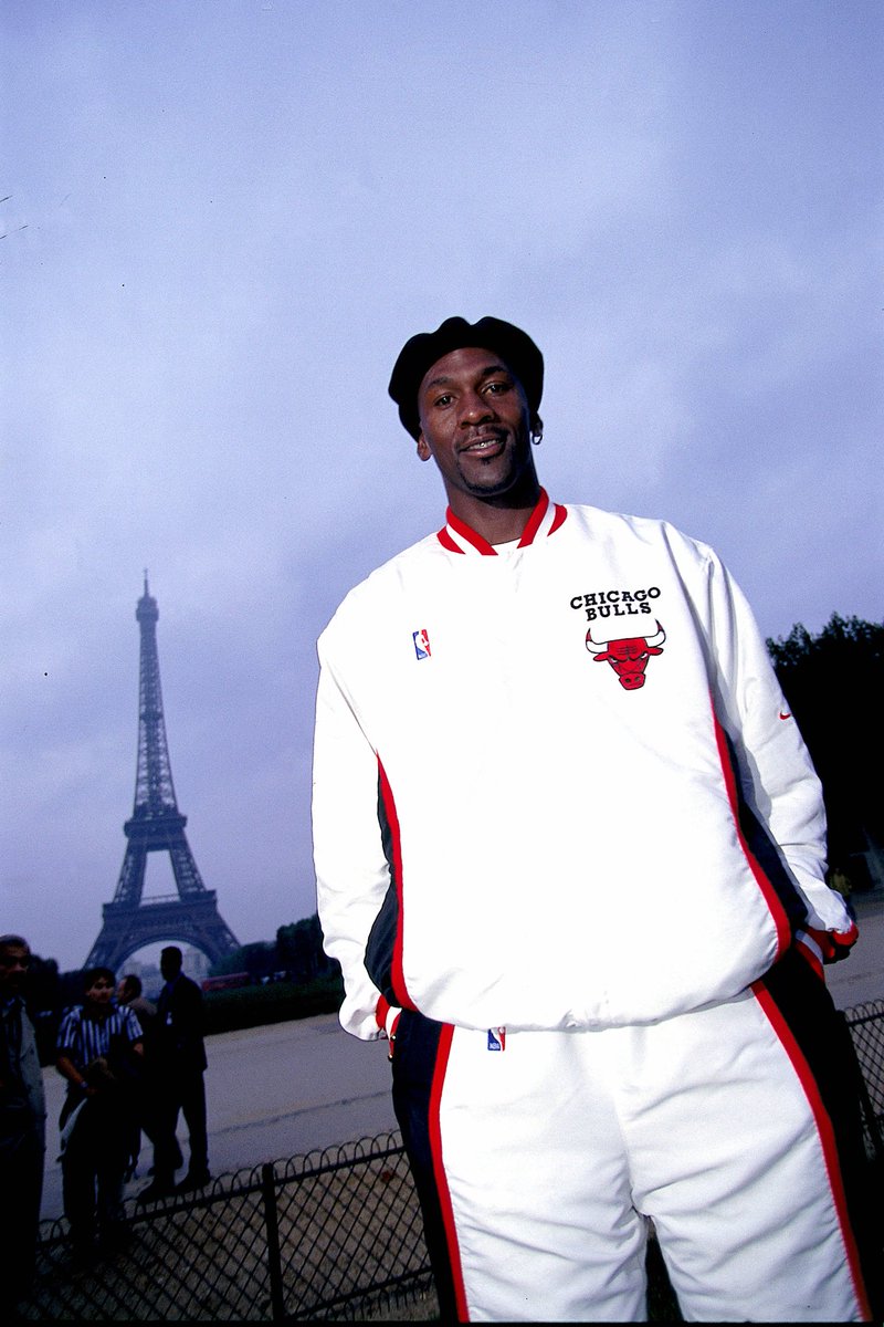 BsktballEmotion's tweet photo. Mañana vuelve la #NBA a PARIS!🇫🇷

La ciudad en la que jugó MICHAEL JORDAN en 1997!🤩

Los Bulls se llevaron el torneo amistoso Open McDonald’s ante PSG y Olympiacos, con MJ anotando 27 pts en la final!🏀🐐

Vamos a repasar la historia de la NBA en Europa!🍿👀

🧵ABRO HILO👇 https://t.co/YsHyPdzsd2