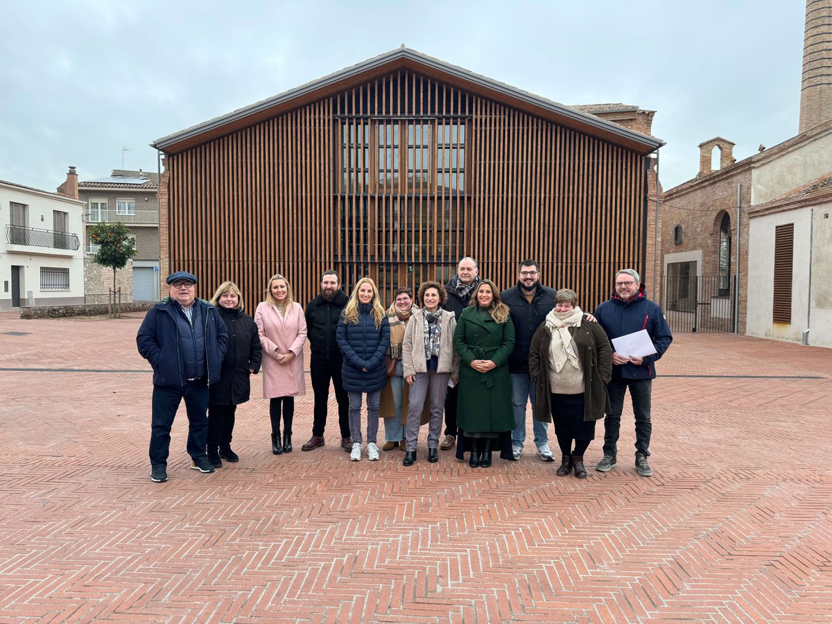 CulturaDIBA's tweet photo. La vicepresidenta de la @diba @CandelaLopezT i la diputada adjunta de @CulturaDIBA @AidaLlaurado han visitat Santa Perpètua de Mogoda per conèixer de primera mà la programació d’Efímera.

La proposta cultural que es desenvolupa a diferents espais del municipi i que té com a epicentre la Sala Telers del reformat edifici de l’antiga fàbrica d’El Vapor.

Més informació: https://t.co/jFumpMDC7C
