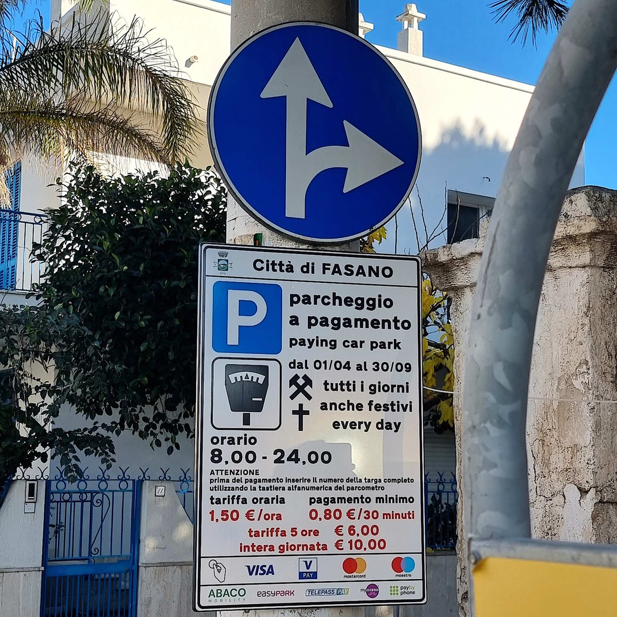 CamilloLangone's tweet photo. Proprio non la capisco la gente che va al mare in estate: che a Savelletri si possa venire solo entro la fine di marzo il cartello lo spiega benissimo. Savelletri di Fasano. #TerradiBari https://t.co/iBnhy5u9xe