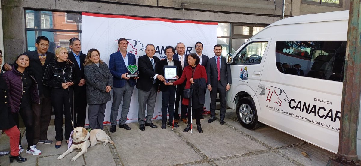 canacarmexico's tweet photo. ¡Somos impulsores del cambio! 🌟 

#CANACAR donó una camioneta de 16 plazas a Inclusión con Equidad A.C.; organización dedicada a promover los derechos de personas con discapacidad visual y su integración al deporte, el turismo educativo y la participación familiar. 

La entrega de dicha unidad estuvo a cargo del presidente de esta cámara, @Miguel_AMtzM, misma que permitirá a los corredores del semillero Garra Azteca acudir a competencia nacionales de maratón y medio maratón, entre otras actividades. 

¡En CANACAR viajamos hacia un futuro inclusivo! 

#AgentesDeCambio #InclusiónTotal #CANACAR