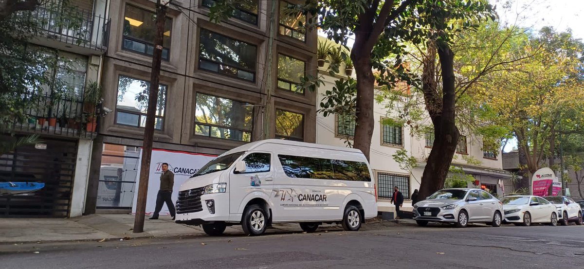 canacarmexico's tweet photo. ¡Somos impulsores del cambio! 🌟 

#CANACAR donó una camioneta de 16 plazas a Inclusión con Equidad A.C.; organización dedicada a promover los derechos de personas con discapacidad visual y su integración al deporte, el turismo educativo y la participación familiar. 

La entrega de dicha unidad estuvo a cargo del presidente de esta cámara, @Miguel_AMtzM, misma que permitirá a los corredores del semillero Garra Azteca acudir a competencia nacionales de maratón y medio maratón, entre otras actividades. 

¡En CANACAR viajamos hacia un futuro inclusivo! 

#AgentesDeCambio #InclusiónTotal #CANACAR