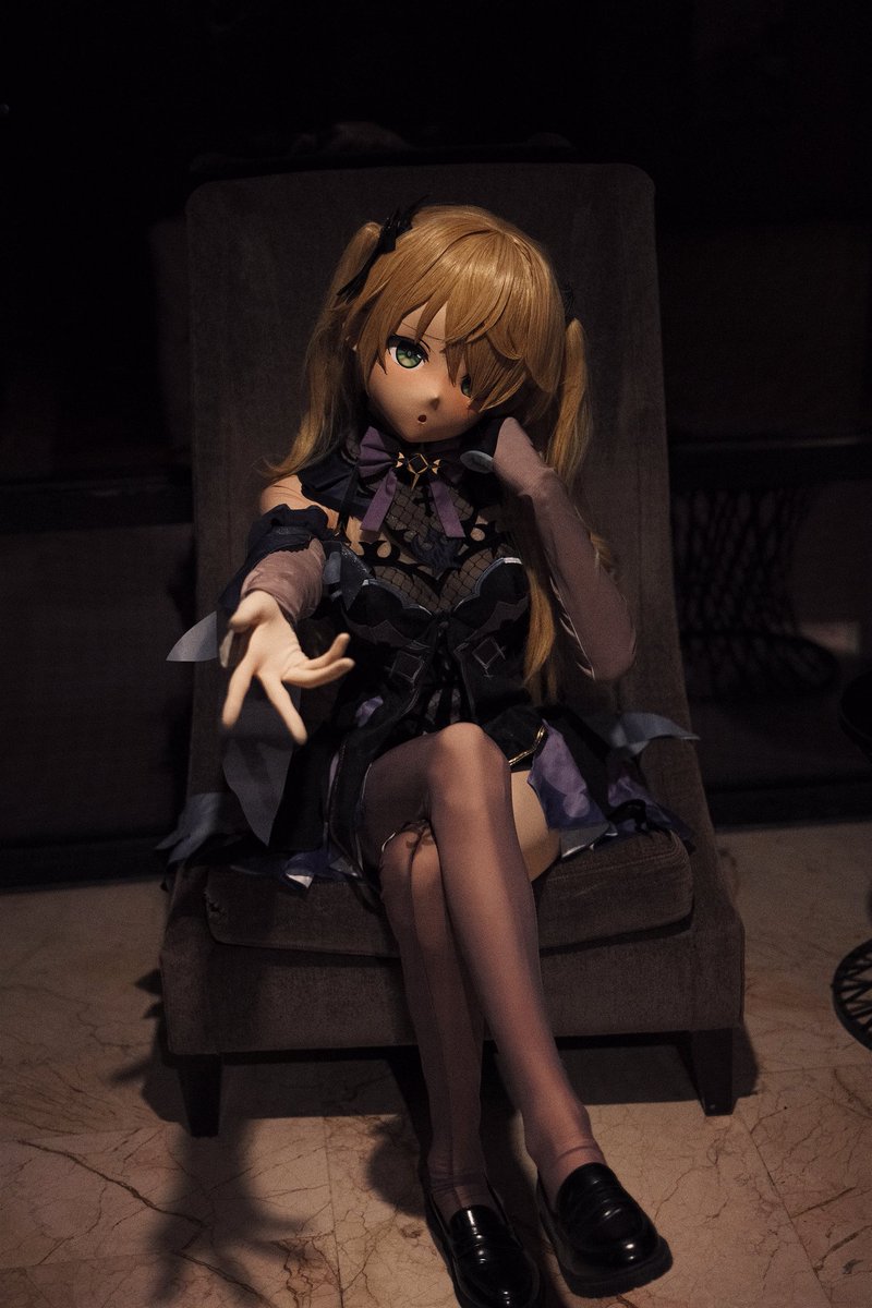 littleorange13's tweet image. 咳咳,虽然本皇女菲谢尔以降临神秘异界的姿态来到这平淡无奇的酒店,但不得不说,这俗世的柔软床铺和美味佳肴竟也让人…啊不,让吾之眷属颇感舒适。嘛,就暂且屈尊于此,享受一下凡人的小憩时光吧~
📸:@caicaidecai、@littleCachalot
#原神 #cosplay