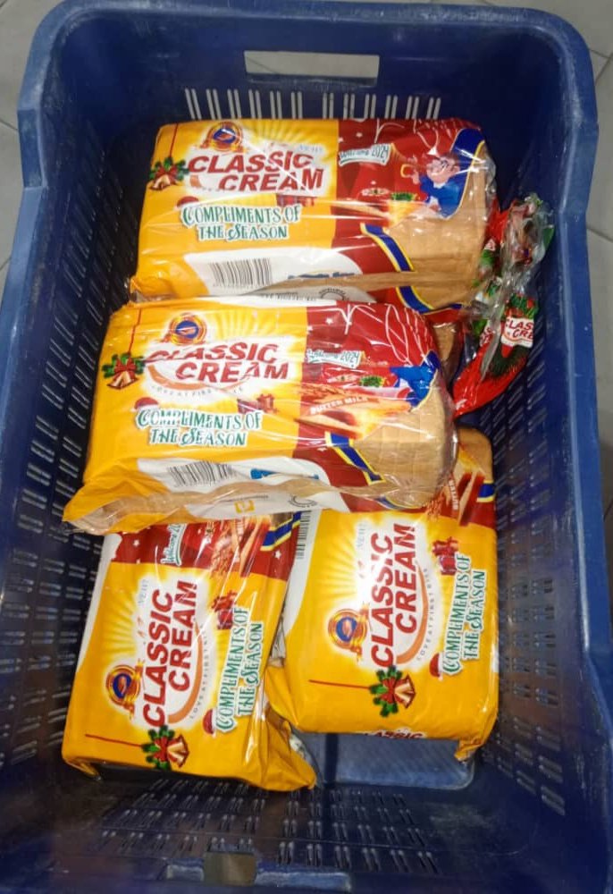 _ClassicCream_'s tweet photo. 🌞 Mummy Zee (@_Debbie_OA), your dedication inspires us! We're sending a month's supply of Classic Cream Bread 🍞
*5 loaves delivered weekly for the next 4 week* to add joy to your mornings. DM us for details, so we can work on the logistics ASAP!.
 #ClassicCreamSupports https://t.co/kHaONzGJJU