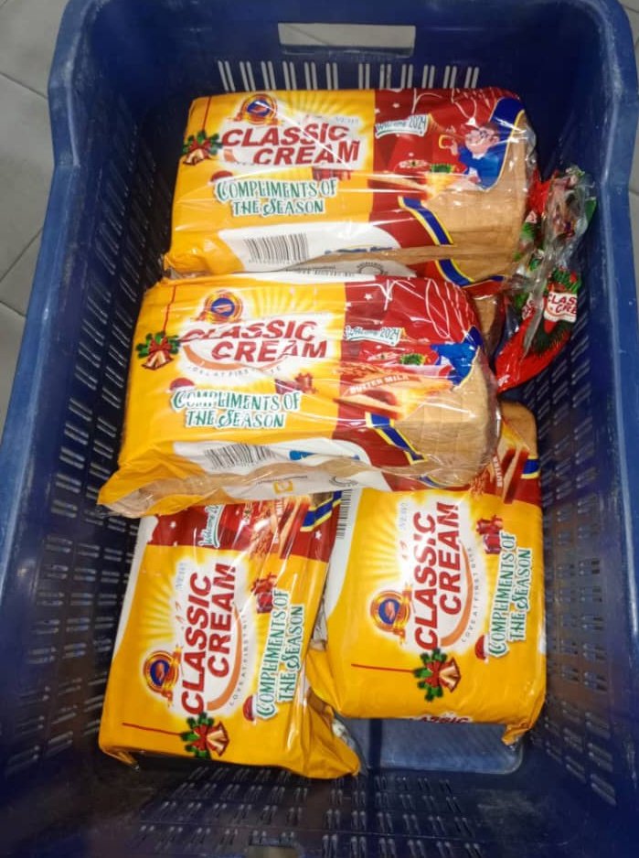 _ClassicCream_'s tweet photo. 🌞 Mummy Zee (@_Debbie_OA), your dedication inspires us! We're sending a month's supply of Classic Cream Bread 🍞
*5 loaves delivered weekly for the next 4 week* to add joy to your mornings. DM us for details, so we can work on the logistics ASAP!.
 #ClassicCreamSupports https://t.co/kHaONzGJJU