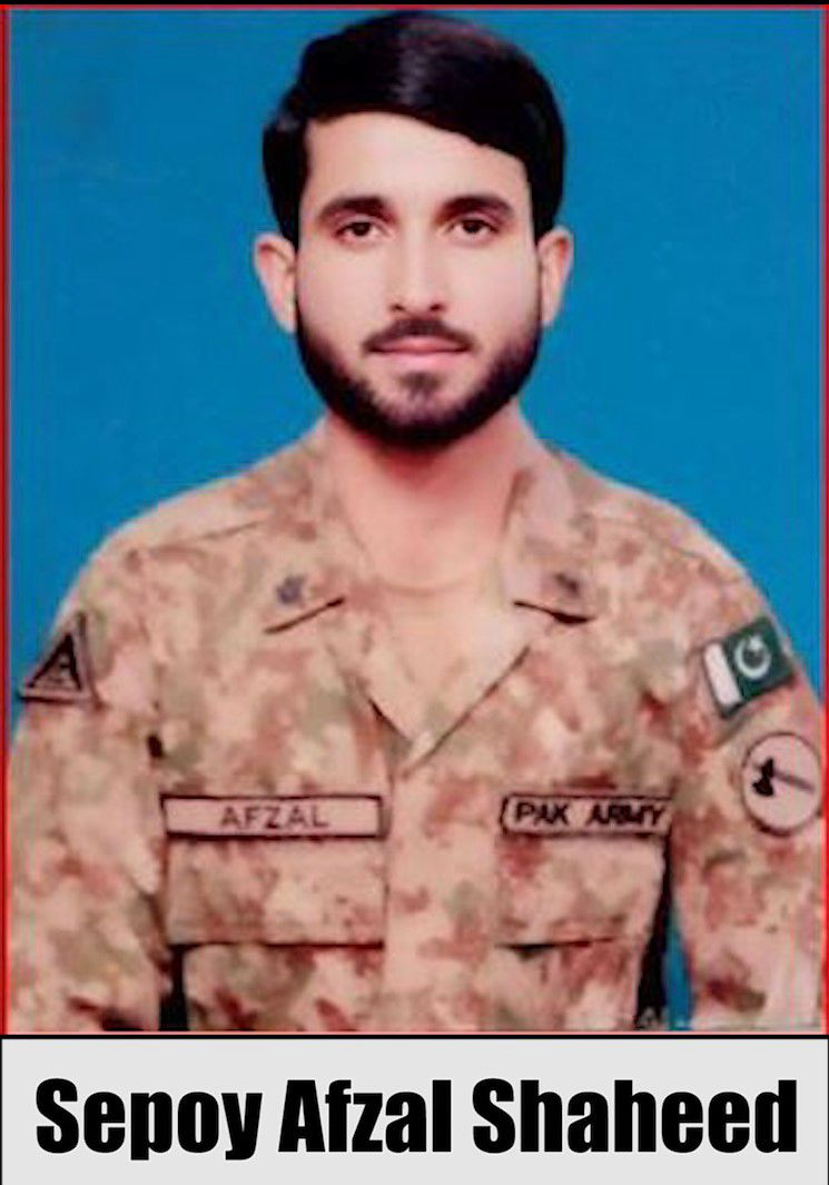lmrankhanISP1's tweet photo. لکی مروت میں دہشت گردوں سے فائرنگ کے تبادلے میں سیکیورٹی فورسز کے 2 بہادر جوان شہید ہوگئے💔

سپاہی ابرار حسین (عمر 27 سال؛ رہائشی ضلع مانسہرہ)
سپاہی محمد افضل (عمر 29 سال؛ رہائشی ضلع بھمبر، آزاد کشمیر)

اللّٰہ شہادت قبول فرمائے آمین 
وطن کی مٹی گواہ رہنا 💔 https://t.co/0W11h7pUnD