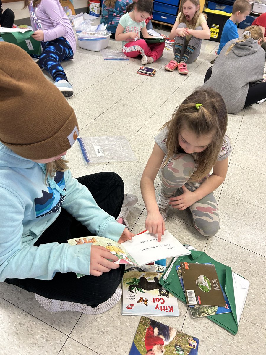 sacseagles's tweet photo. #catchareader
#bookbuddies
@SRCE_Literacy https://t.co/DLpDezGqfy