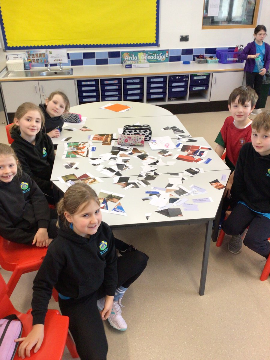 CarregHirfaen's tweet photo. Disgyblion dosbarth Caio yn mwynhau gweithgareddau yn ystod diwrnod datgelu thema ‘Ar drothwy’n drws’. #CaioCH #datgeluthemaCH https://t.co/uH2D1Mb3GH