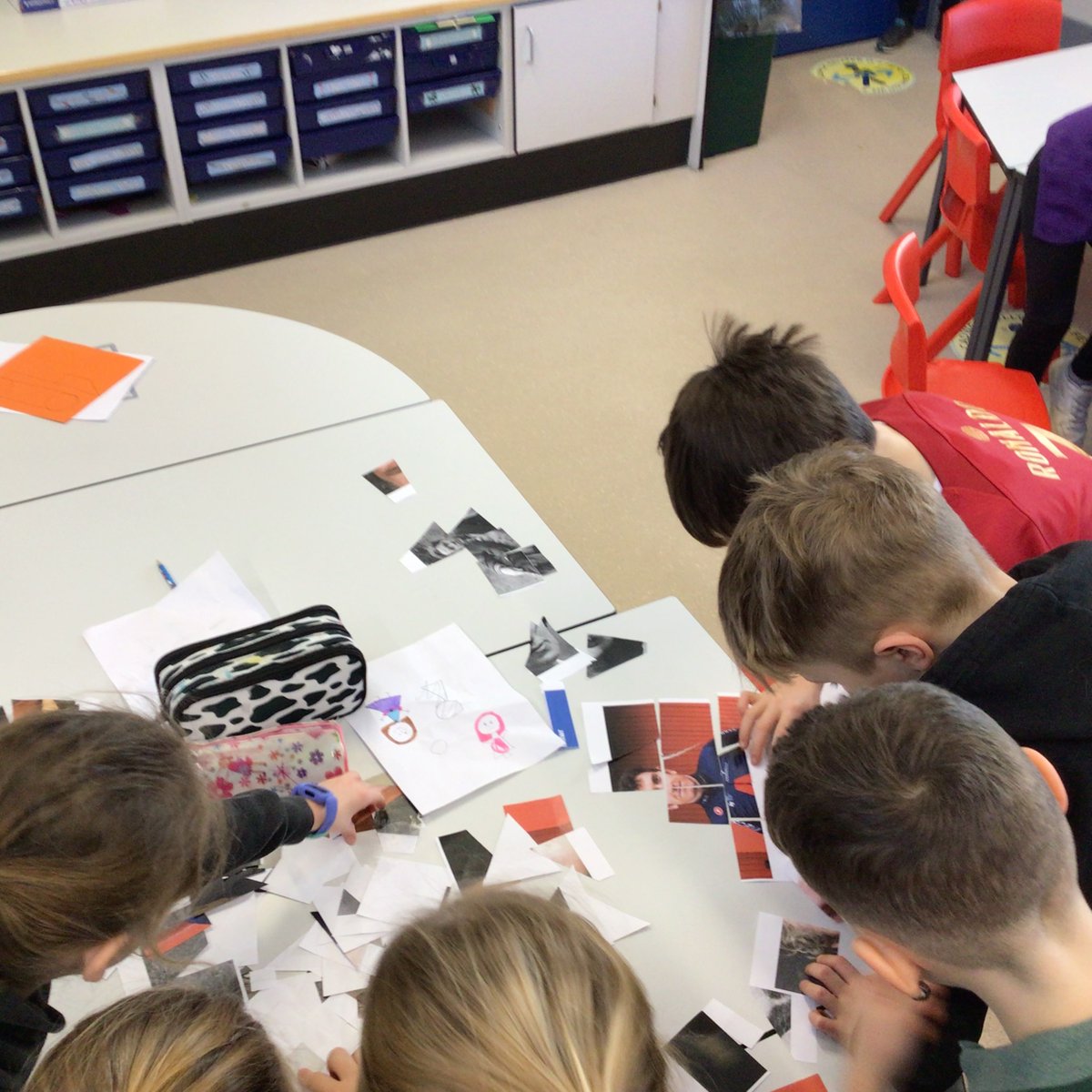 CarregHirfaen's tweet photo. Disgyblion dosbarth Caio yn mwynhau gweithgareddau yn ystod diwrnod datgelu thema ‘Ar drothwy’n drws’. #CaioCH #datgeluthemaCH https://t.co/uH2D1Mb3GH
