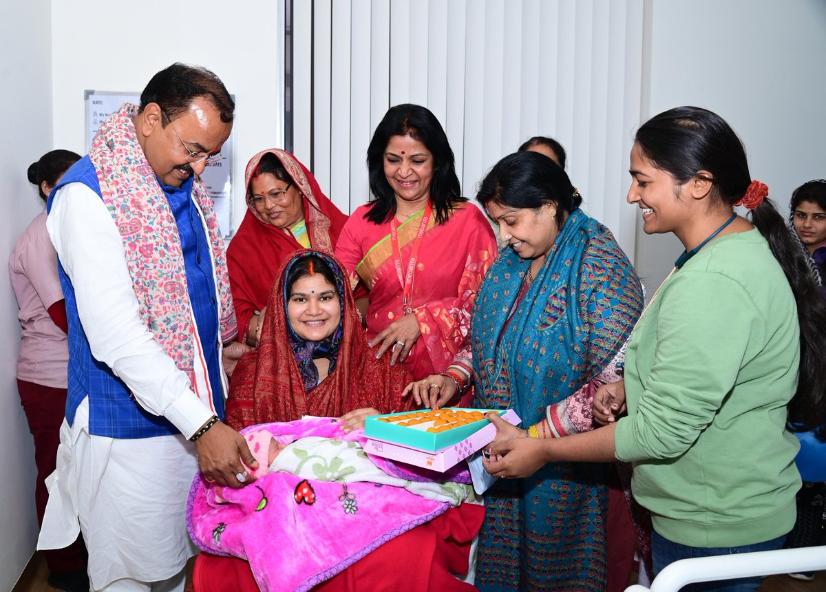kpmaurya1's tweet photo. दशपुत्रसमा कन्या दशपुत्रान्प्रवर्धयन्।
यत्फलं लभते मर्त्यस्तल्लभ्यं कन्ययैकया॥ (स्कंदपुराण)

आज का दिन मेरे लिए बहुत खास है क्योंकि लक्ष्मी स्वरूपा पौत्री को गोद में उठाकर अपने को सौभाग्यशाली महसूस किया। कहते हैं जिस घर बेटियां जन्म लेती हैं वहां सौभाग्य भी जन्म लेता है। मैं मां भगवती स्वरूप पोती के लिए प��रभु श्री राम जी के चरणों में प्रार्थना करता हूँ।
#NewMemberInFamily