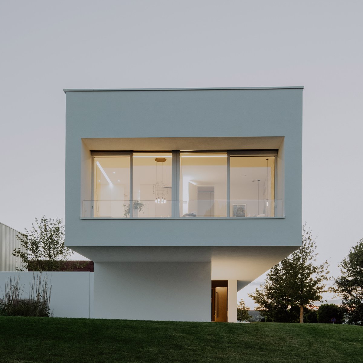 Villa Fröschle.
.
.
#villa #architecture #design #structure #building #residentialbuilding #treehouse #modern #purist #facade #cantilever #villafroeschle #heilbronn #annaphilipp #philipparchitekten