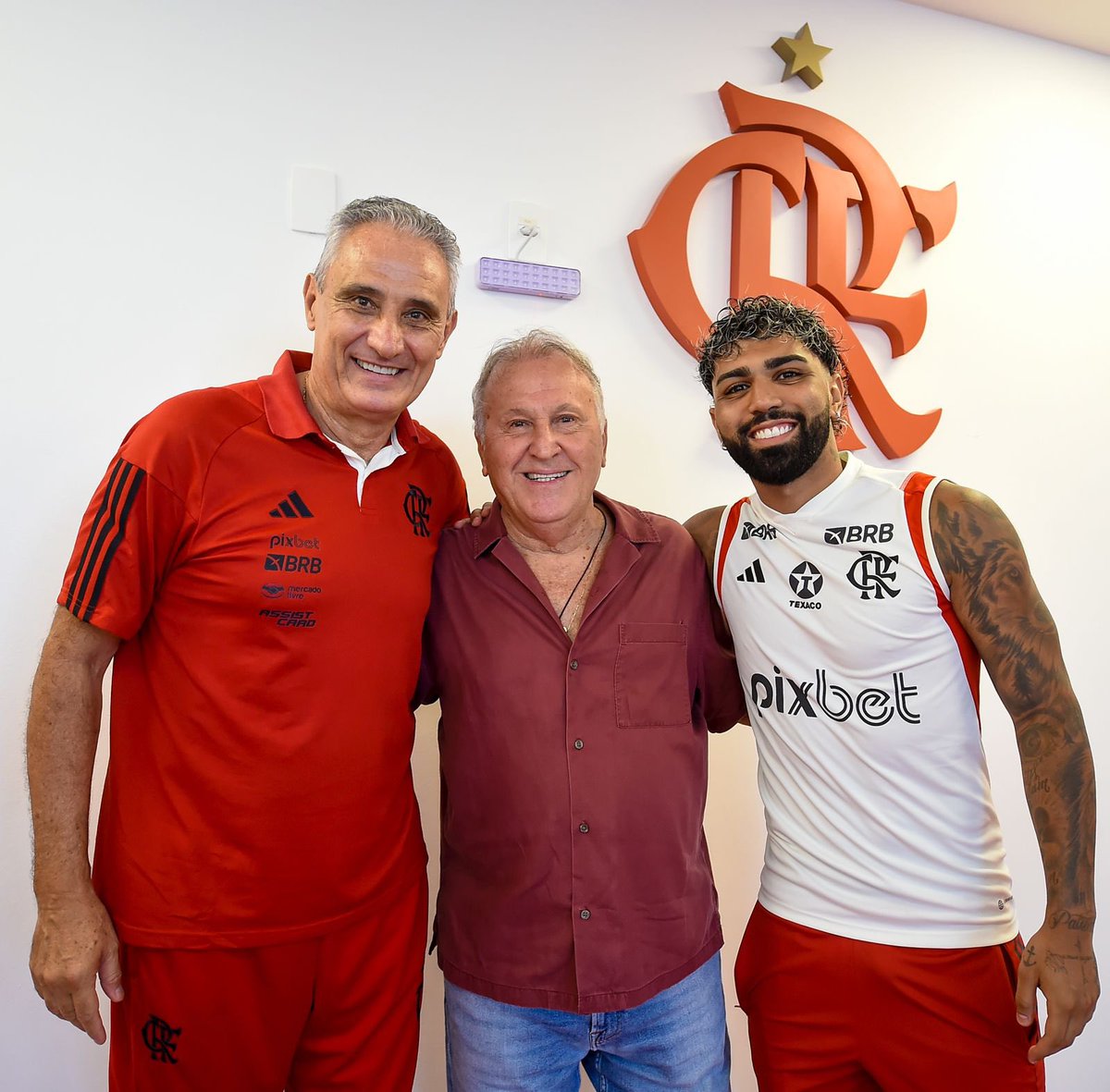 Flamengo's tweet photo. Tite e Gabi também foram dar um abraço e bater um papo com a nossa LENDA @Galinho1953! 👑 

#VamosFlamengo #CRF 

📸: Marcelo Cortes /CRF https://t.co/YwMfRfJq5Q