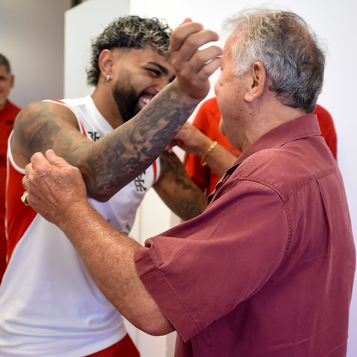 Flamengo's tweet photo. Tite e Gabi também foram dar um abraço e bater um papo com a nossa LENDA @Galinho1953! 👑 

#VamosFlamengo #CRF 

📸: Marcelo Cortes /CRF https://t.co/YwMfRfJq5Q