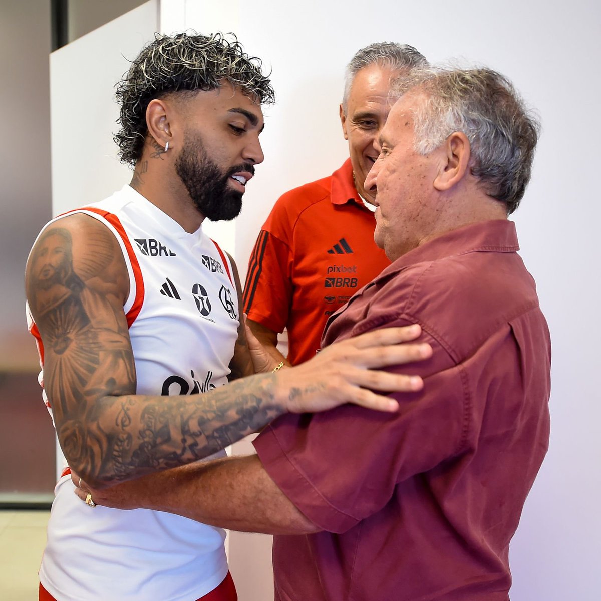 Flamengo's tweet photo. Tite e Gabi também foram dar um abraço e bater um papo com a nossa LENDA @Galinho1953! 👑 

#VamosFlamengo #CRF 

📸: Marcelo Cortes /CRF https://t.co/YwMfRfJq5Q