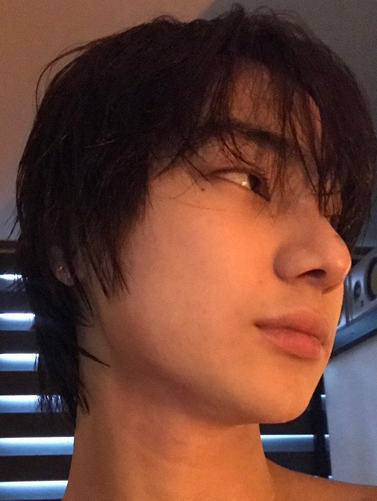 catzniel's tweet photo. why is he always looking at the horizon https://t.co/ZokdW8NAzM
