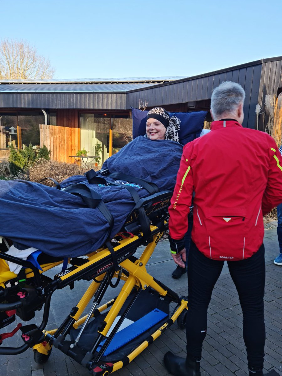 wensambulancenn's tweet photo. Een middagje SpaWell #Peize, dat beleefde Joanetta(58) vandaag. Vanuit Hospice Het Alteveer, Assen, in gezelschap van een vriendin een gezichtsbehandeling en een massage. Op de terugreis via #Balloo en omgeving, daar waar ze vaak fietstochtjes maakten. https://t.co/yUWUiCcxRg
