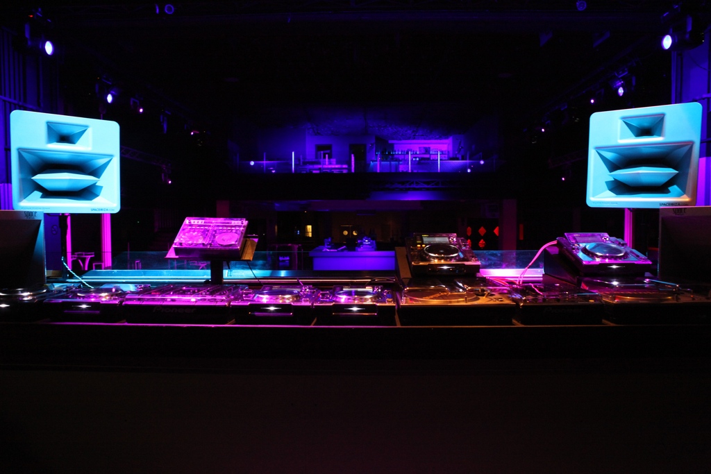 Decksaver's tweet photo. Decksaver has been spotted in the iconic @SpaceIbiza club 🕺
Have you spotted Decksaver covers on their nights out? 👀
#Decksaver #SpaceIbiza #DJ #Club #DJing #Clubbing #DJSetups #DJs #ClubSetup #DJBooth #Ibiza #Space https://t.co/VPUBImhp53