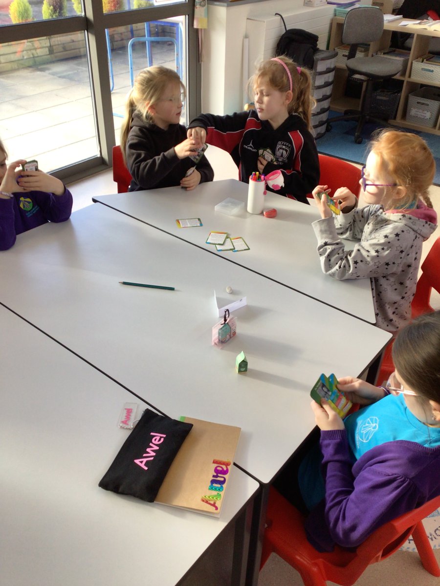 CarregHirfaen's tweet photo. Disgyblion dosbarth Caio yn mwynhau gweithgareddau yn ystod diwrnod datgelu thema ‘Ar drothwy’n drws’. #CaioCH #datgeluthemaCH https://t.co/uH2D1Mb3GH