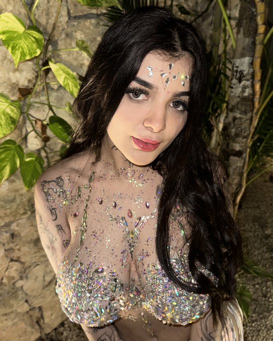 La chica tetas ba&ntilde;adas en cristales 🤤🔥👙😏🔥  https://t.co/yEzErgPG9O https://t.co/FIl4QLpqZw