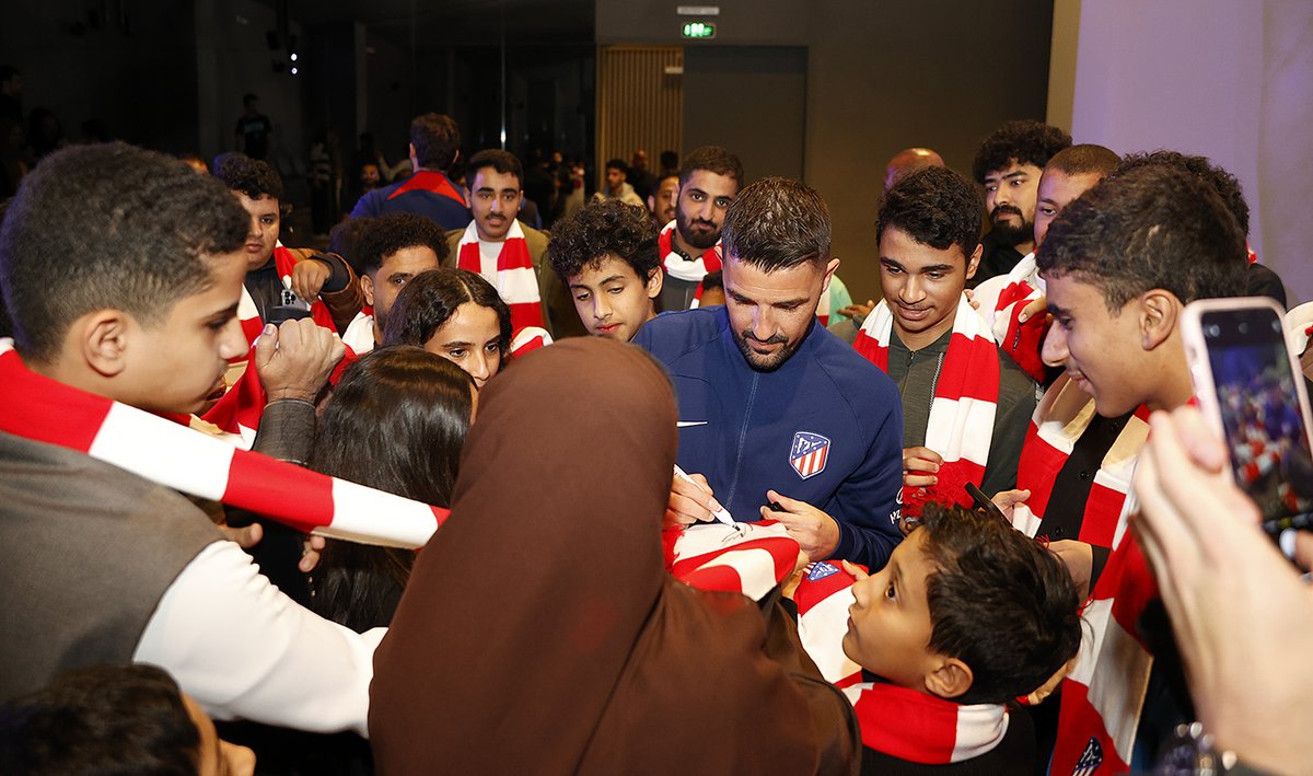 La alegria de conocer a uno de tus ídolos 😍 El club organizó un encuentro con aficionados locales en el museo Legends de @LaLiga en Riyadh.
