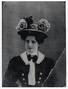 TheStoryDurham's tweet photo. Join our #DurhamDigitalDetectives by helping us identify a photo from our collection. Do you recognise this unidentified woman, with a fantastic hat (c.1890), possibly from the #Thornley area?
Please RT to spread the word #HistoryMystery π΅οΈ https://t.co/nA4oBGgBTE
