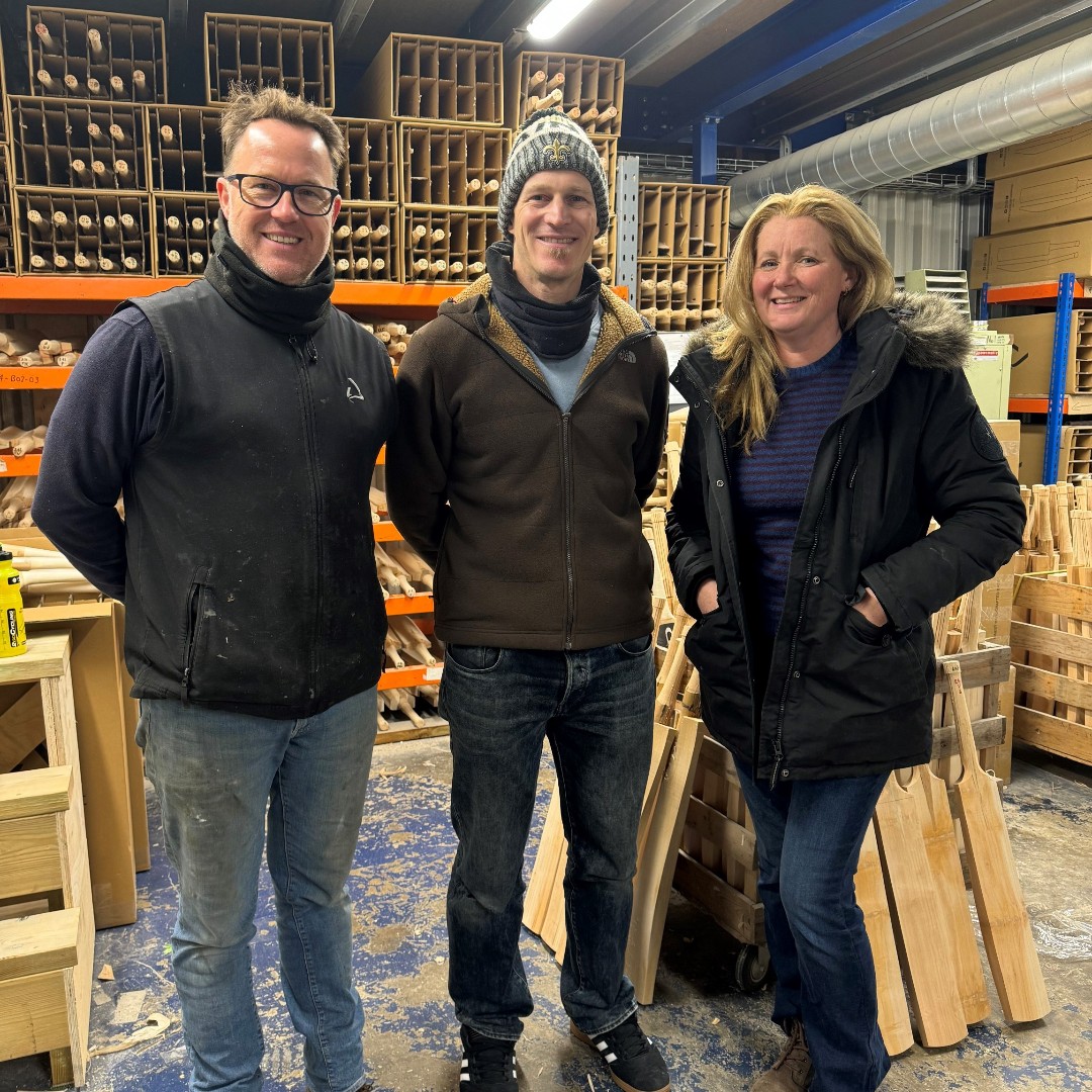 ChaseCricket's tweet photo. Fantastic to have Hampshire cricket legend, Jimmy Adams visiting the workshop today 🤩

#chasecricket #hampshirecricket #cricketlegend #hampshire #cricketbatfactory #cricketbatworkshop #cricketbats #cricket https://t.co/At21mZjQb8