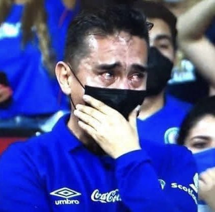 - Hijo diviértete en el concierto

Yo en cada canción que tocan: