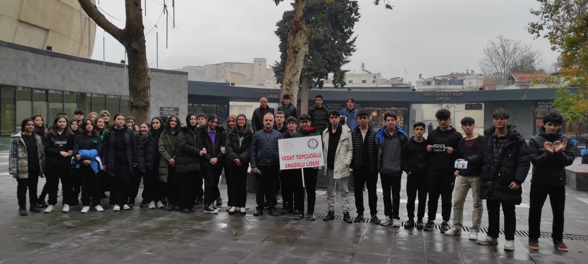 GAZIANTEPVETAL's tweet photo. Okulumuz Kültür ve Medeniyet Kulübü Öğretmenleri Mehmet Tekin TOPLUOĞULLARI ve Mehmet DAĞDELEN ve öğrencilerimiz. Panorama Müzesi ve Müzeyyen Erkul Bilim Sanat Merkezi gezisinde https://t.co/Vr2NSljJjL