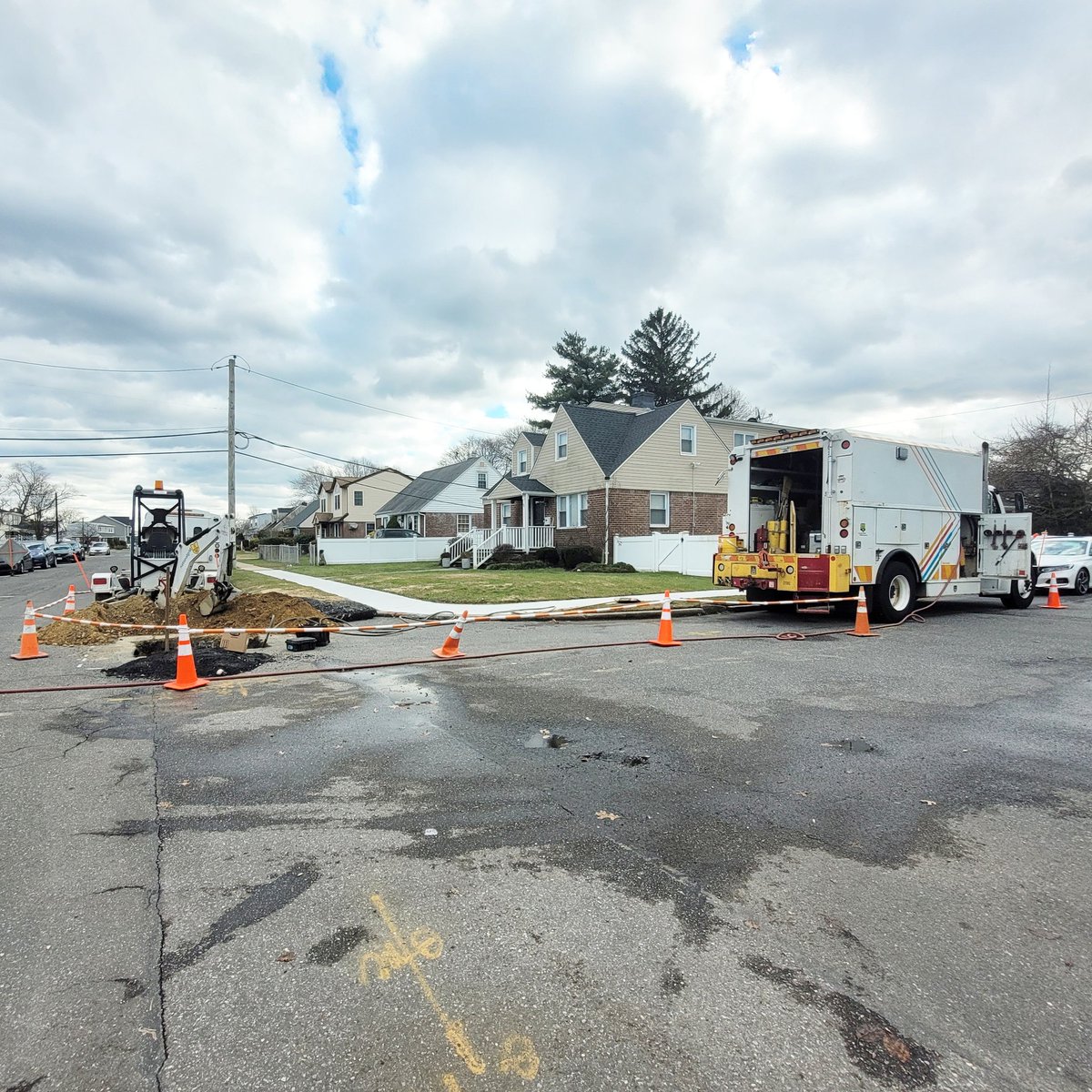 On site with #NationalGrid installing a gas service in #Hicksville ! It is important to note that they have all of their APRs complete and are digging safely. #NewYork811 #SafetyIsInYourHands #ExcavationSafety