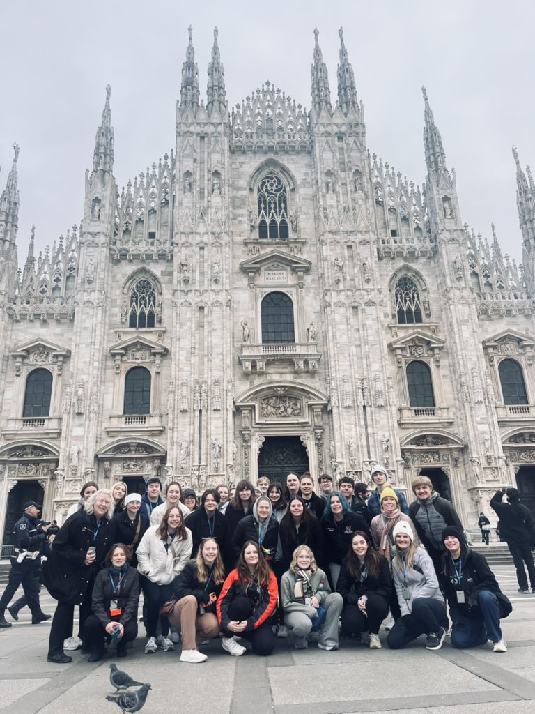 CoachWillems's tweet image. Milan 🇮🇹- a stunning tour of The Duomo, for which words do not suffice! Also, a walking tour paired with food tasting 🤤- a really nice (&amp;amp; warmer) day! #BestStudents #GoMVStangs #Milan
