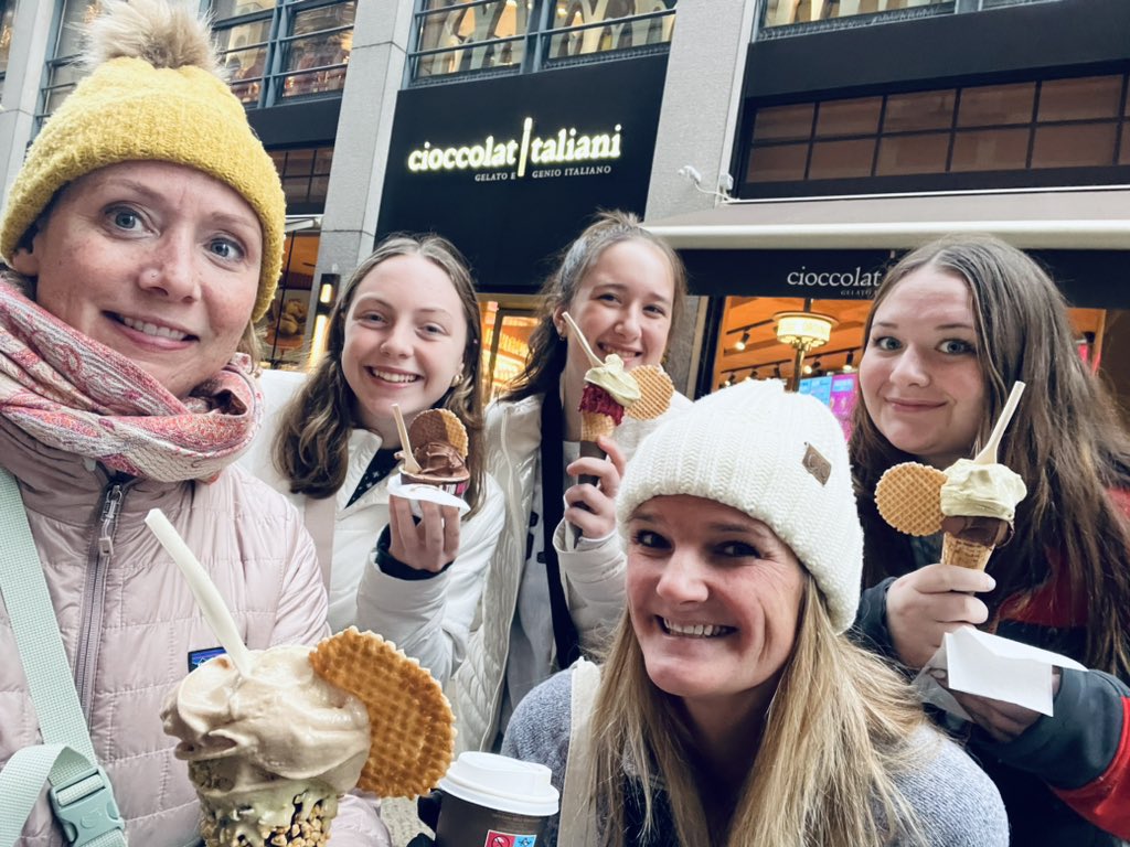 CoachWillems's tweet image. Milan 🇮🇹- a stunning tour of The Duomo, for which words do not suffice! Also, a walking tour paired with food tasting 🤤- a really nice (&amp;amp; warmer) day! #BestStudents #GoMVStangs #Milan