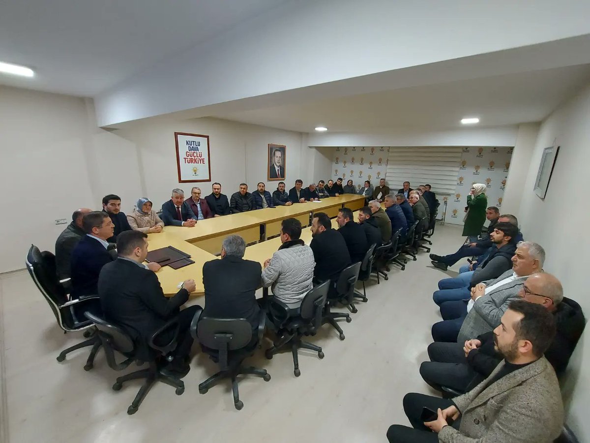 AvMustafaArslan's tweet photo. 📍Erbaa
İlçe Başkanımız Selçuk Barsbay Başkanlığında yapılan olağan Yönetim Kurulu toplantısına katılarak 31 Mart 2024'te yapılacak yerel seçimler öncesi yapılacak çalışmalar hakkında istişarelerde bulunduk.
Başkanımıza ve yönetim kurulu üyelerimizi tebrik ediyor, çalışmalarında muvaffakiyetler diliyorum.
Önceki dönem İlçe Başkanımız Oğuzhan Önal ve Yönetim Kurulu Üyelerimize yapmış oldukları çalışmalardan dolayı teşekkür ediyorum.
#BizBüyükBirAileyiz 
#AkParti
