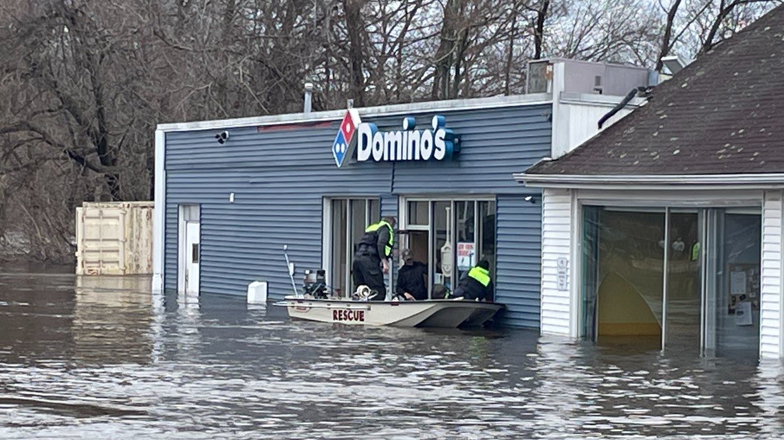 RyanBretonWX's tweet photo. Domino’s Pizza in Norwich flooded by the Yantic River. https://t.co/5pUd4OA4Zg