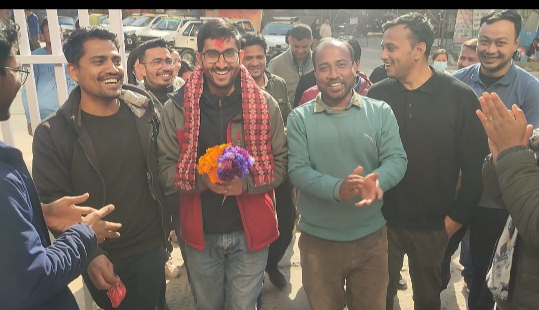 dahalzone's tweet photo. एकदिन त मरभुमी पनि रसाउनेछ
पहाड फोरेर पनि खोल्साहरु निस्कनेछ्न 
एकदिन त कमिलाहरुले पनि हात्तीलाइ लडाउनेछ्न
सहदा सहदा सहदा जुग बितिगो 
ए दास हो 
एकदिन त जरुर तिमीहरुको पनि मुठी कसिदो हो । https://t.co/LqBTAQkxxD