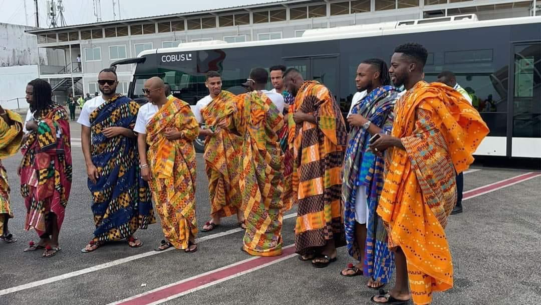 AfricaFactsZone's tweet photo. Ghana's Black Stars showcasing their traditional attires while arriving in Cote d'Ivoire for AFCON. https://t.co/DnRo9LEobC