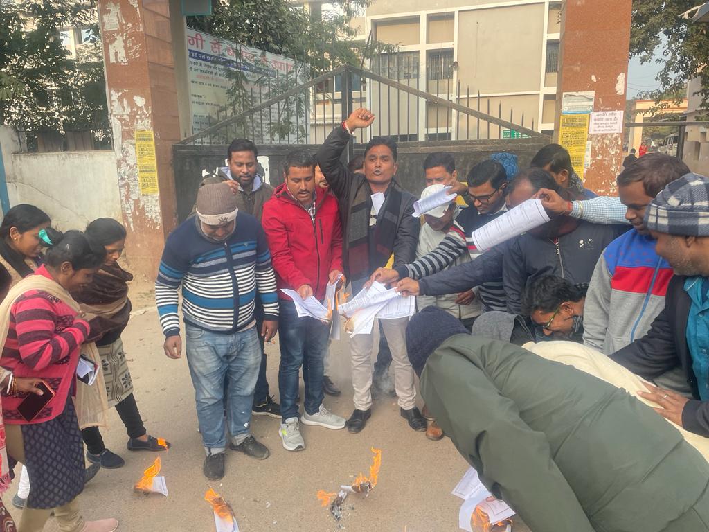 Shankar47134487's tweet photo. कार्यपालक सहायक के मानदेय में बढौतरी के नाम पर गंदा मजाक किया है जिससे कार्यपालक सहायकों ने प्रोसिडिंग को जलाते हुए इसका विरोध जताया हैं। कार्यपालक सहायक को न तो वेतनमान मिला और न ही सम्मानजनक वेतन।
@NitishKumar @yadavtejashwi @ChitranjanGaga1 @laluprasadrjd @BEASABihar1 https://t.co/22aVsgO1Kh