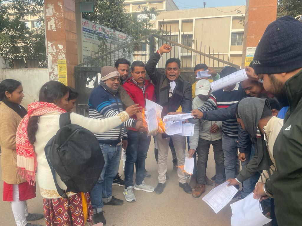 Shankar47134487's tweet photo. कार्यपालक सहायक के मानदेय में बढौतरी के नाम पर गंदा मजाक किया है जिससे कार्यपालक सहायकों ने प्रोसिडिंग को जलाते हुए इसका विरोध जताया हैं। कार्यपालक सहायक को न तो वेतनमान मिला और न ही सम्मानजनक वेतन।
@NitishKumar @yadavtejashwi @ChitranjanGaga1 @laluprasadrjd @BEASABihar1 https://t.co/22aVsgO1Kh