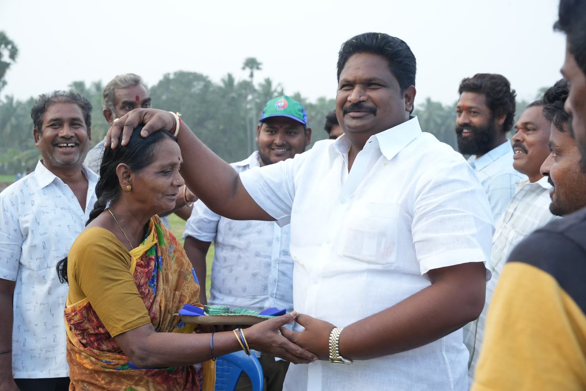 JaggireddyYSRCP's tweet photo. ఆడపడుచులకు చిర్ల జగ్గిరెడ్డి గారి సంక్రాంతి కానుక.

ఆడపడుచులకు ఇచ్చిన మాట నిలబెట్టుకున్న ఎమ్మెల్యే చిర్ల జగ్గిరెడ్డి గారు.

#AdminPost #ChirlaJaggiReddy #YSJaganCares #AndhraPradesh #Kothapeta #GadapaGadapaprogram https://t.co/yeUDBXkjyY