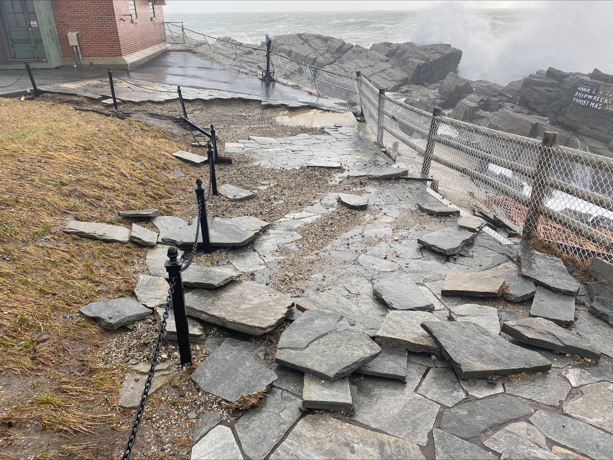 WGME's tweet photo. Portland Head Light has been damaged after being hit by waves and powerful wind gusts.

STORM GALLERY: https://t.co/TjrNcCwRs9 https://t.co/PxUSfJ8mOy