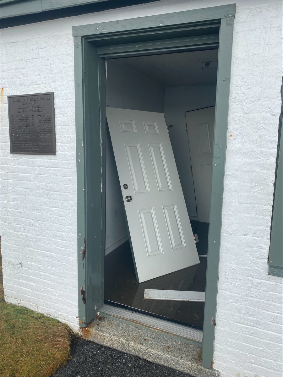 WGME's tweet photo. Portland Head Light has been damaged after being hit by waves and powerful wind gusts.

STORM GALLERY: https://t.co/TjrNcCwRs9 https://t.co/PxUSfJ8mOy