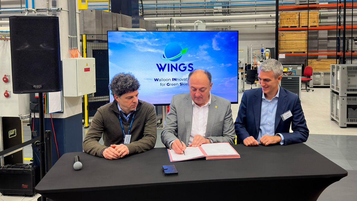 SafranAeroBoost's tweet photo. [#WINGS3 🛫] Ce mercredi 10 janvier 2024, @wborsus, Vice-Président et Ministre wallon de l’Économie ; Yves Delatte, CEO de @sonaca , et François Lepot, CEO de @SAFRAN Aero Boosters et leurs 17 partenaires ont donné le coup d’envoi de la troisième phase du Partenariat d’Innovation, baptisé WINGS (Walloon Innovations for Green Skies). 🇧🇪

Motivés par les résultats obtenus ces trois dernières années, ces partenaires du secteur aéronautique wallon ont renouvelé leur engagement pour tendre vers un avion bas carbone d’ici 2035 et atteindre la neutralité carbone en 2050. ✈

François Lepot, CEO de #Safran Aero Boosters : « une grande activité industrielle s’annonce pour le remplacement de la flotte aéronautique. Grâce à WINGS, la Wallonie s’inscrit dans le cadre européen et mondial de la décarbonation de l’aéronautique. Nous sommes en bon chemin avec 29 brevets déposés mais il reste beaucoup à faire. Je remercie le Gouvernement wallon qui soutient l’accélération et l’élargissement de la recherche en vue d’aboutir aux ruptures technologiques nécessaires. Nos prochains challenges seront la fabrication et les essais des prototypes et démonstrateurs basés sur ces technologies de rupture et leur intégration sur les moteurs. »

📰 Article complet ▶ https://t.co/84SLgQ4Dzr