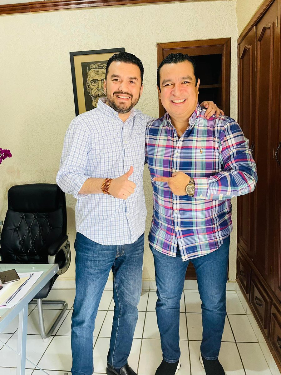 Abrazo con cariño a mi hermano <a href="/ADiegoGael/">Diego Victorio</a> que hoy está de manteles largos. 

Que pases un extraordinario día de cumpleaños a lado de tus seres queridos.