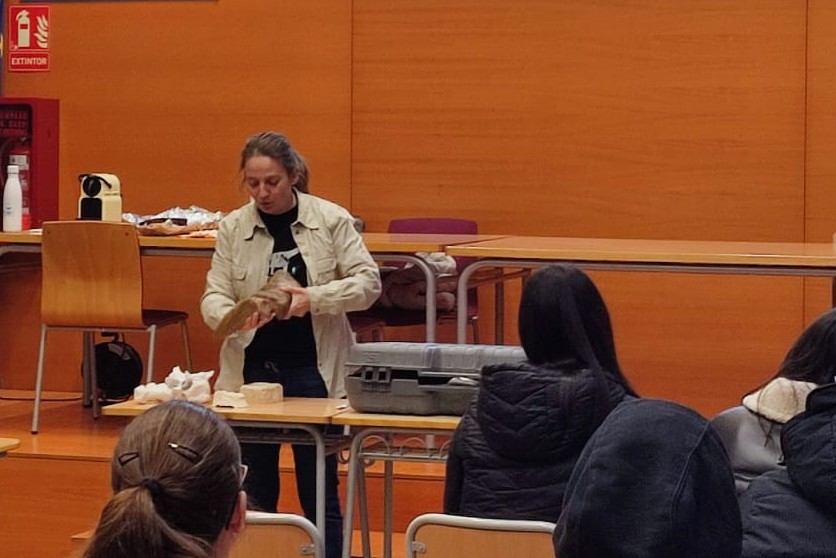 Ciencies_IESCC's tweet photo. Hui la comunitat educativa de l'IES Clara Campoamor  ha gaudit dl primer "esmorzar amb..." Esta vegada amb Maite Suñer, paleontòloga i directora del  @mupal_alpuente. A més, hem inaugurat l'exposició fotogràfica "Tonalitats juràssiques" de Daniel Romero. https://t.co/gHh7eLzWLO