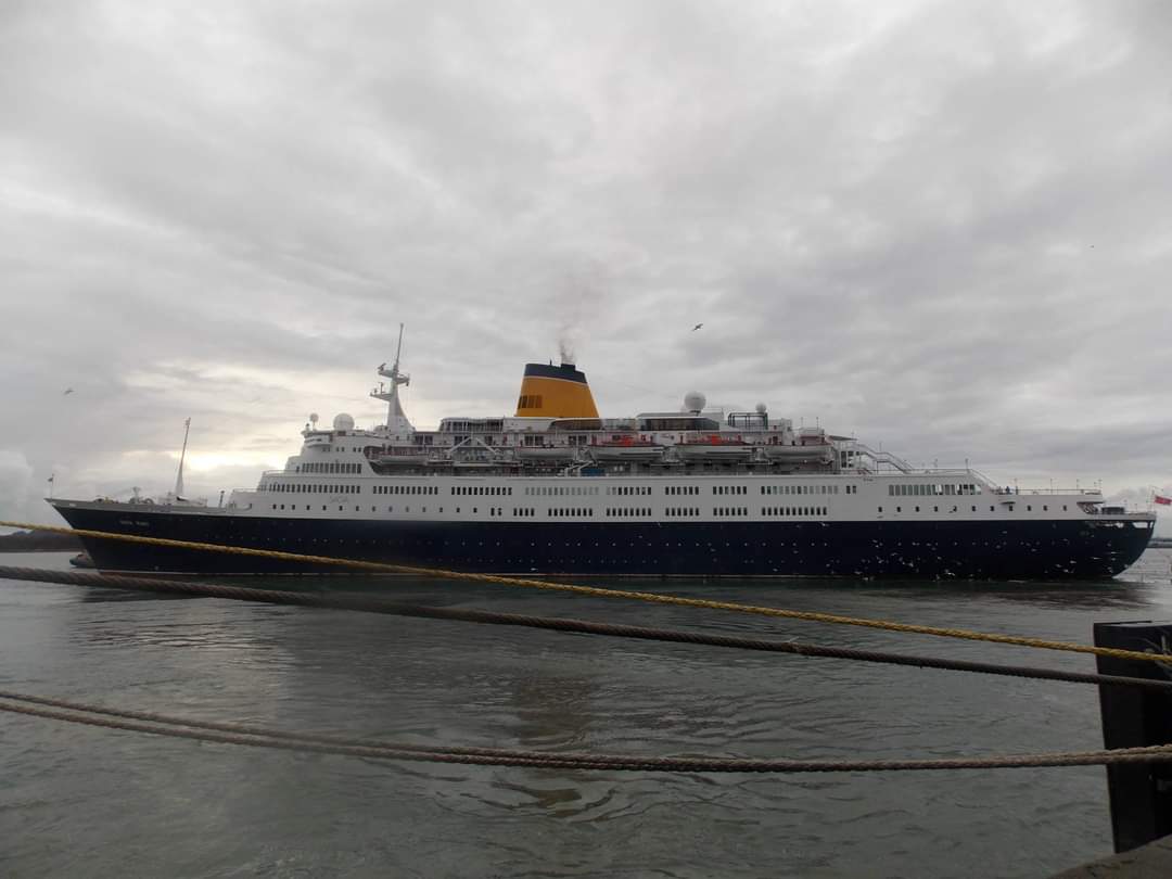 nauticallyspeak's tweet photo. #OnThisDay - 10th January 2014, Saga Ruby (ex-Vistajord, Caronia) departed Southampton and the UK for the final time - bound for delivery to her then new owners in Gibraltar. 

#norwegianamericaline #cunard #saga #vistafjord #caronia #sagaruby #oasia #nauticallyspeaking https://t.co/KdPoV97gvs