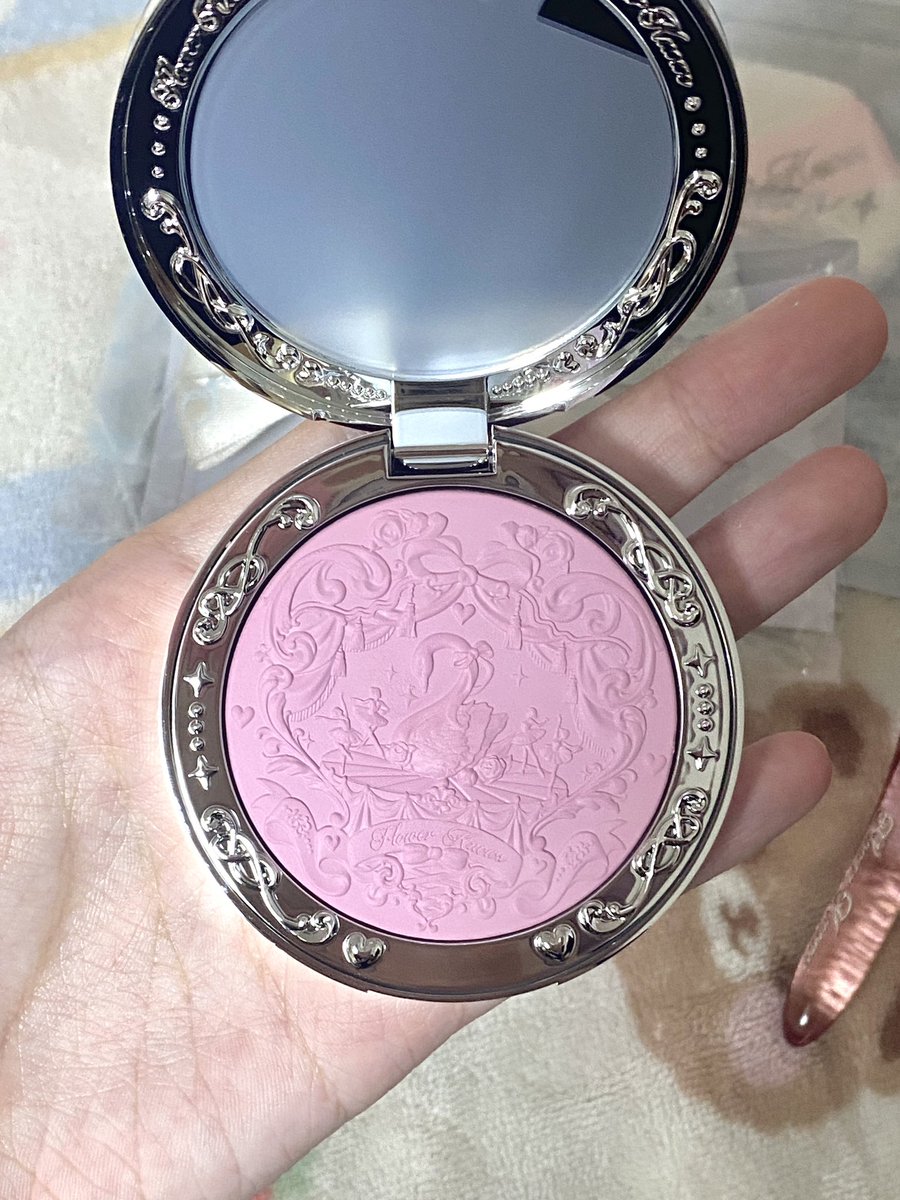 pr111nc3s's tweet photo. flower knows has the prettiest packaging everr + the best freebies 🐰🎀 https://t.co/uxm86pjZ7f