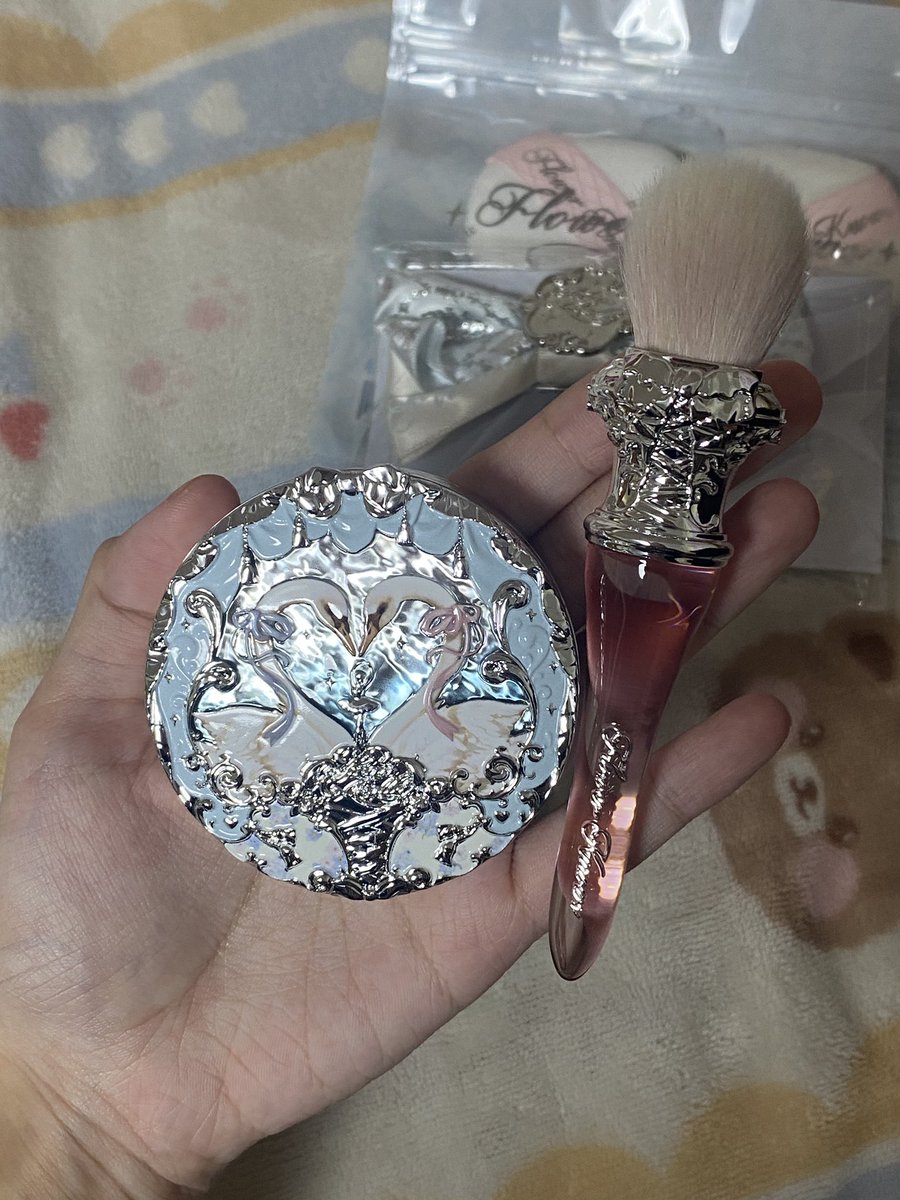 pr111nc3s's tweet photo. flower knows has the prettiest packaging everr + the best freebies 🐰🎀 https://t.co/uxm86pjZ7f
