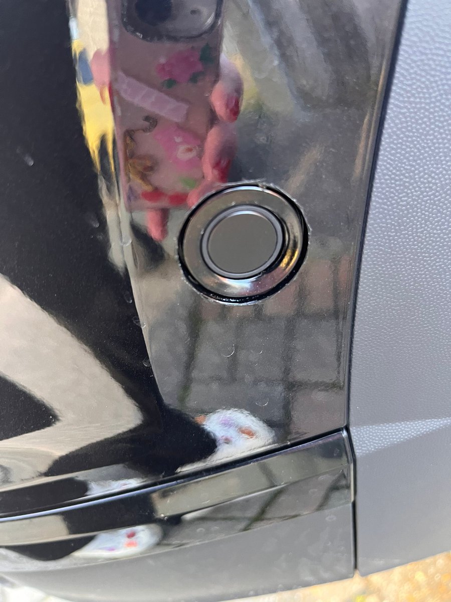 AbbieHammond_'s tweet photo. @UKVolkswagen I have had repairs done at a VW approved body shop after an accident, it needed a new bumper. I have been told the holes for sensors don’t come already cut from the factory - are these images satisfactory for a repair? The repair centre are not helpful https://t.co/KVelXeM33m