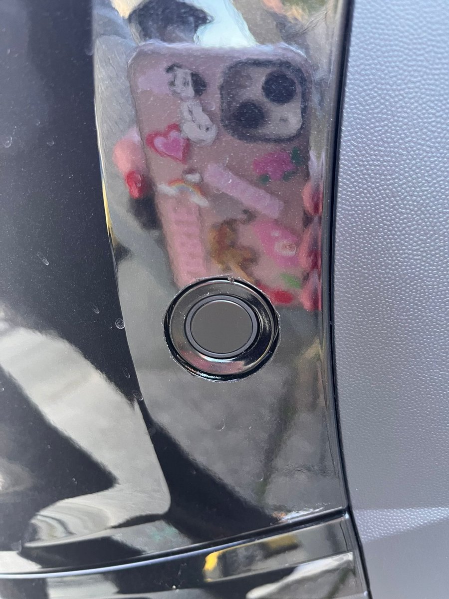 AbbieHammond_'s tweet photo. @UKVolkswagen I have had repairs done at a VW approved body shop after an accident, it needed a new bumper. I have been told the holes for sensors don’t come already cut from the factory - are these images satisfactory for a repair? The repair centre are not helpful https://t.co/KVelXeM33m