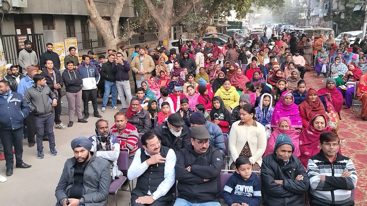 AamAadmiParty's tweet photo. #MaiBhiKejriwal जनसभाओं में दिल्ली वाले अपने CM के समर्थन में बड़ी संख्या में आ रहे हैं।

📍मोतीनगर में CM @ArvindKejriwal को भरपूर समर्थन, एक ही संदेश, BJP का षड्यंत्र सफल ना होने दें। https://t.co/CwHiIXWc5P