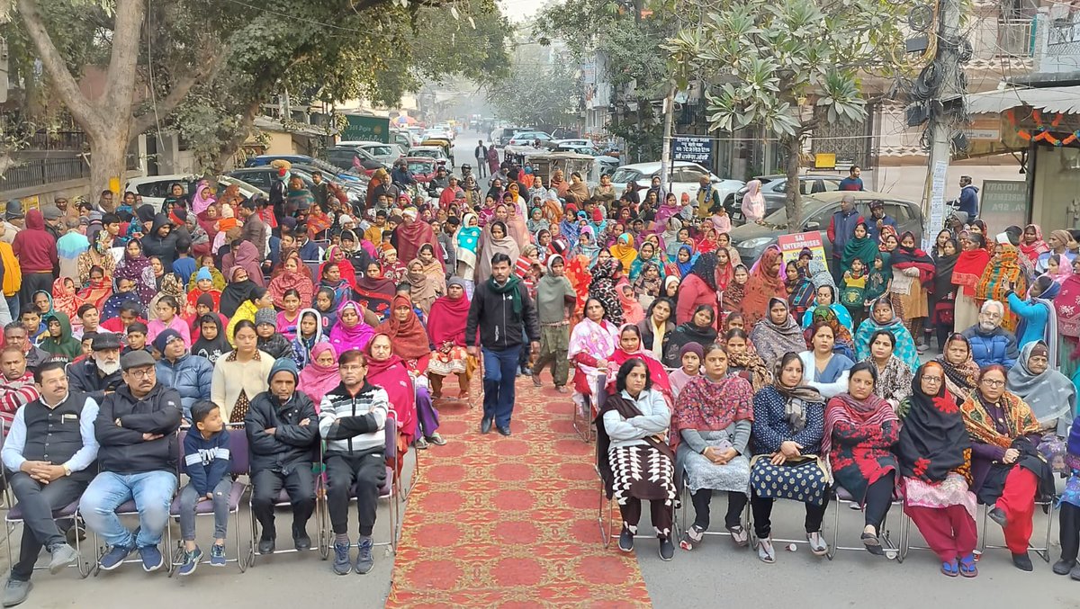 AamAadmiParty's tweet photo. #MaiBhiKejriwal जनसभाओं में दिल्ली वाले अपने CM के समर्थन में बड़ी संख्या में आ रहे हैं।

📍मोतीनगर में CM @ArvindKejriwal को भरपूर समर्थन, एक ही संदेश, BJP का षड्यंत्र सफल ना होने दें। https://t.co/CwHiIXWc5P